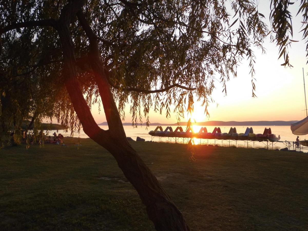 Kenge Apartmanok Balatonszárszó Buitenkant foto